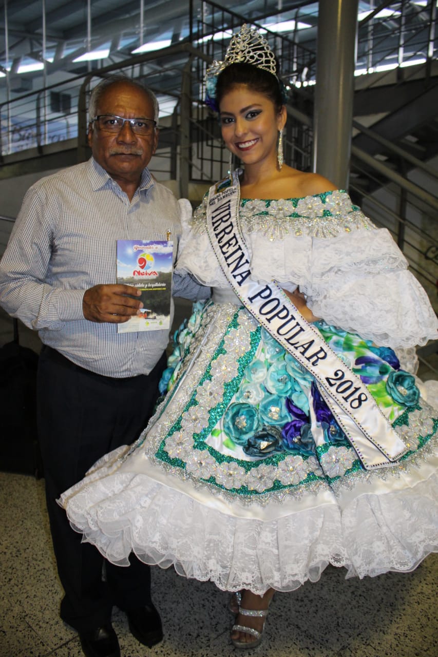 Embajador de la India Ravi Bangar junto a la Virreina Popular Angie Katherine Díaz Garzón.